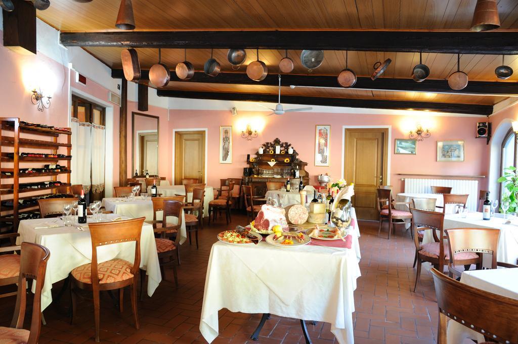 Hotel Ristorante Corona Lucca Luaran gambar